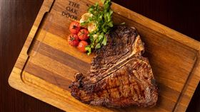 美籍主廚Tim Larimer力獻精湛牛排技藝，推薦北海道F1紅屋牛排、頂級美國菲力。（圖／業者提供） 