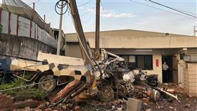 小貨車撞倒電線桿現場。（圖／翻攝畫面）