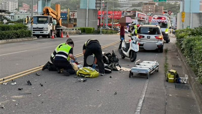 機車逆向撞擊汽車，騎士頭部重創送醫命危。（圖／示意圖，資料照）