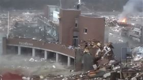 ▲311東日本大地震造成福島核電廠外洩、日本島位移、死逾萬人。（圖／翻攝Youtube）