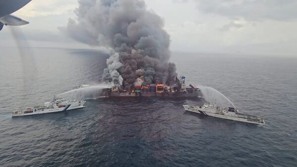 印度海岸防衛隊10日發布救援畫面,旺春輪狂冒濃煙,火還在燒。(圖/翻攝自Indian Coast Guard)