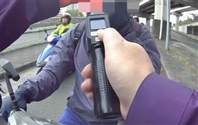 ▲前中信鯨球員郭岱詠前一晚喝酒、吃薑母鴨，隔天騎車被攔到酒駕，酒測值0.5超標。（圖／翻攝畫面）