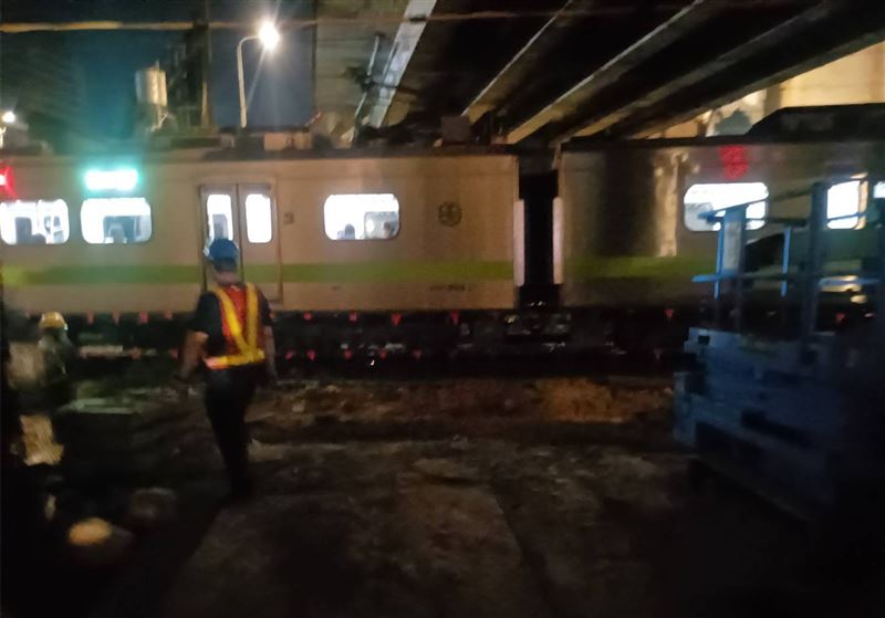台鐵內壢站至中壢站間晚間發生區間車與民眾碰撞的意外。（圖／翻攝畫面）
