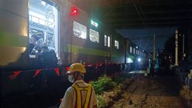 快訊／台鐵撞擊事故！男子入侵軌道遭區間車撞擊
