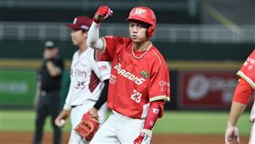 ▲味全龍劉俊緯聰明跑壘「買犯」，衝回關鍵超前分。（圖／味全龍提供）