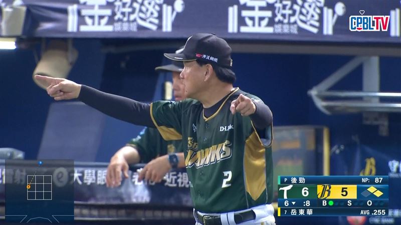 洪一中衝上場向裁判抗議。（圖／翻攝自CPBLTV）