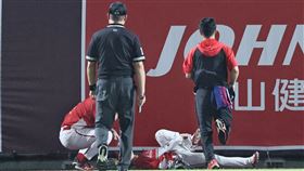 ▲味全龍外野手郭天信美技接殺後，抱緊腳踝痛苦倒地。（圖／味全龍提供）