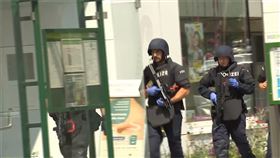 奧地利東南部格拉茨市10日發生疑似槍手在學校裡開槍，造成10人喪生。（圖/翻攝X）