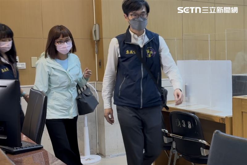 陳歐珀的妻子也再度被傳喚,訊後150萬元交保。(圖/記者楊佩琪攝)