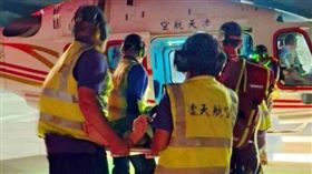 澎湖1名男子在進行肩頸按摩時，疑因血包壓迫神經導致半身截攤，隨後由直升機轉送高醫治療。（圖／翻攝畫面）