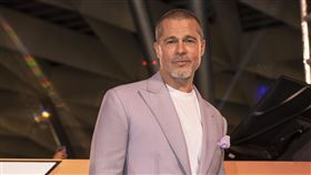 ▲布萊德彼特在片中飾演退休的F1車手。（圖／華納兄弟提供） 