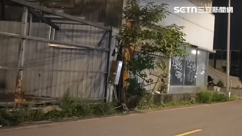 41歲鍾姓男子因都更案糾紛,今天凌晨外出,拿BB槍涉嫌示威、恐嚇。(圖/翻攝畫面)