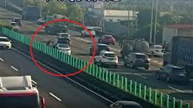 台南,事故,車道,國道,大灣,追撞,轎車,拖吊▲圖片描述。（圖／翻攝自1968APP）