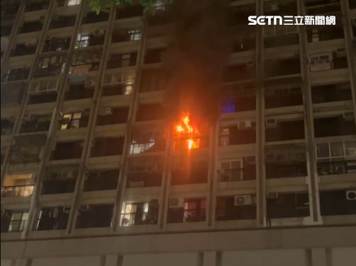 火舌狂竄,伴隨爆炸聲,這一夜住戶難入睡。(圖/翻攝畫面)