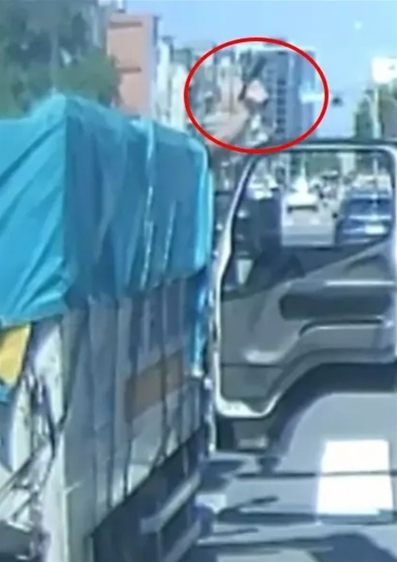 沈男亮槍過程。（圖／翻攝記者爆料網）