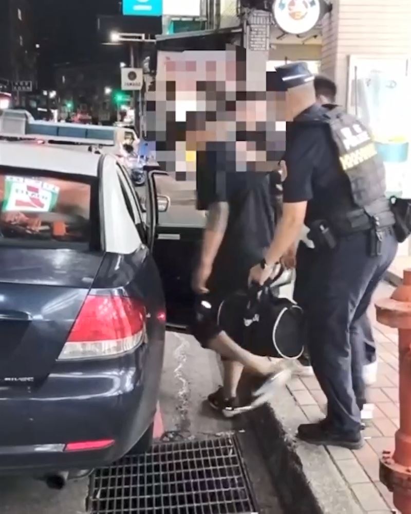 沈男被警方逮捕。（圖／翻攝畫面）