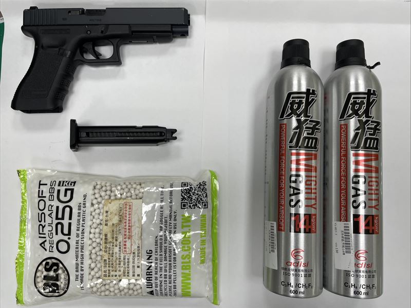 警方查扣的瓦斯槍等物品。（圖／翻攝畫面）