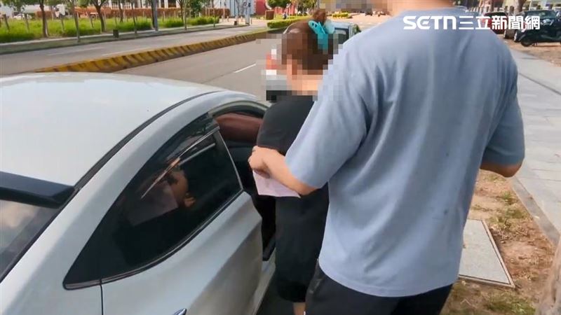 女駕駛肇事後表示不是故意的,不知道怎麼會出車禍。(圖/翻攝畫面)
