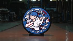 MLB行銷日本  大谷翔平登上家鄉街頭人孔蓋美國職棒大聯盟推出獨特的行銷企劃，為大谷翔平在內的現役12名日本球星打造人孔蓋，設置在球星的家鄉。大谷翔平的人孔蓋凸顯他兼具投球與打擊的二刀流身手，背景是他高中設下的目標，呈現其踏實逐夢的故事。（MLB提供）中央社記者林宏翰洛杉磯傳真 114年6月11日