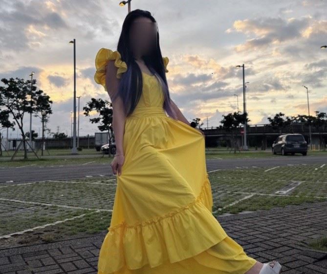 林女身穿黃色洋裝拍照。(圖/翻攝畫面)