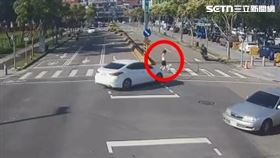 行人,車禍,命危,行人地獄,未禮讓,台中,遛狗（圖／翻攝畫面）