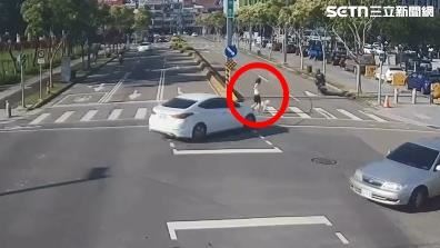 台中25歲馮姓女子昨天(11日)上午出門遛狗,走在斑馬線上,遭左轉車輛撞倒。(圖/翻攝畫面)