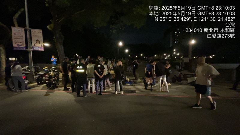 賴女舉辦寵物送養會造成人潮圍觀,警方也到場協助維持秩序。。(圖/動保處提供)
