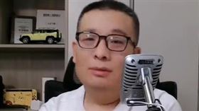 擁有百萬粉絲的知名車評人「大頭評車」驚傳離世，他的妻子在社群平台發文證實。（圖／翻攝自微博）