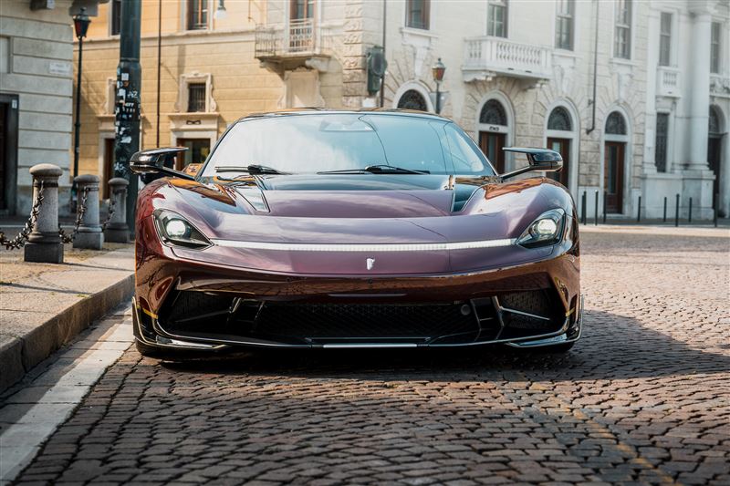 用超吸睛的Rosso Gloss 透明碳纖維紅漆。(翻攝Pininfarina)