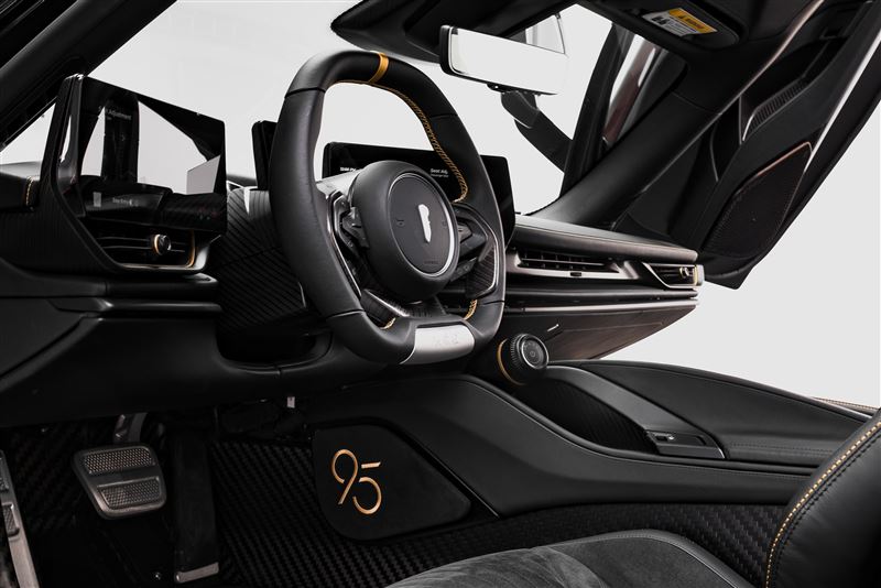 選用黑色皮革與Alcantara麂皮，還加入金色縫線。（翻攝Pininfarina）