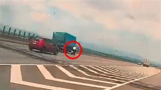 76歲翁國道飆速鬼切！貨車急煞險翻畫面曝