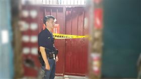 警方在命案現場外拉起封鎖線。（圖／翻攝畫面）