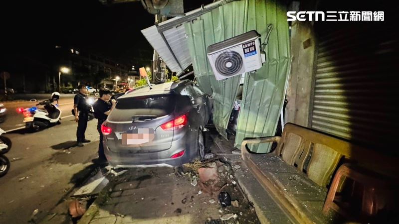 高雄大寮區昨晚（10日）發生嚴重的自撞車禍。（圖／翻攝畫面）