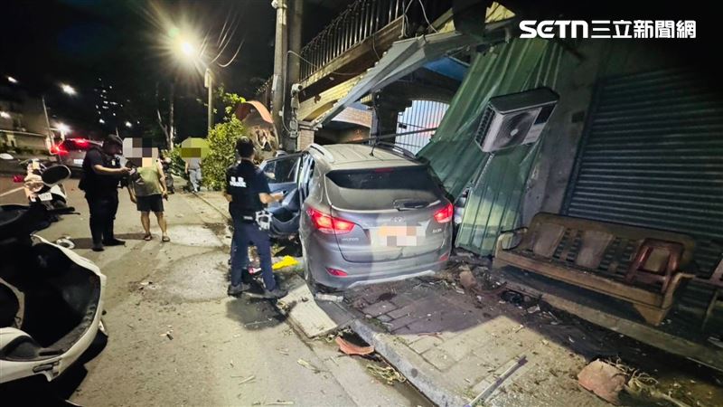 無照的林姓少年開租賃車載著28歲夏姓男子，不明原因失控暴衝自撞路邊電桿及民宅鐵門。（圖／翻攝畫面）