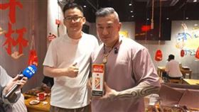 館長在「東方一串」用餐，董事長得知消息，迅速趕到現場與館長會面，還開了茅台與他同飲。（圖／翻攝館長惡名昭彰YouTube）