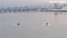 ▲台北橋驚傳民眾跳河事件，警消下艇展開搜救行動。（圖／翻攝畫面）