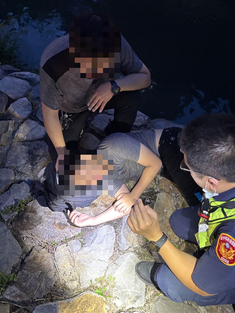 14歲少年在柳川看魚不慎落水失去意識，西區派出所所長及員警巡邏經過，即時搶救。(圖／翻攝畫面)