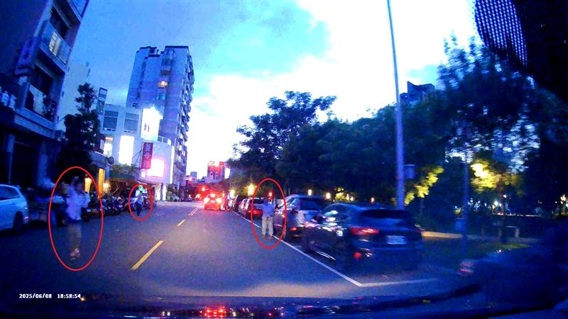 西區派出所所長巡邏時，遇到3位熱心民眾攔車通報有人落水，立即趕往現場搶救。(圖／翻攝畫面)