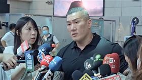 「館長」陳之漢搭機訪中網紅「館長」陳之漢（前中）前往中國，10日下午在桃園國際機場接受媒體聯訪表示，此行是想看中國經濟狀況，將全程開直播。（讀者提供）中央社記者魯鋼駿傳真  114年6月10日