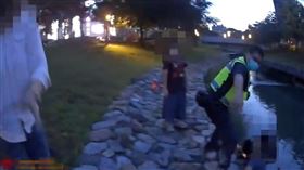  台中，14歲少年，柳川看魚落水，西區派出所所長巡邏，即時搶救(圖／翻攝畫面)