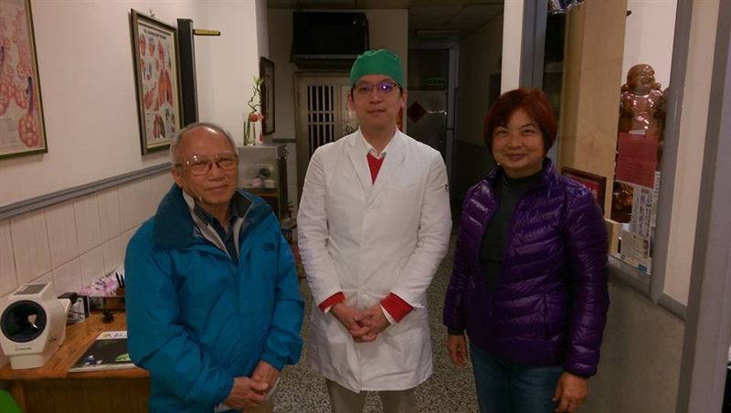 圖為2017.3.7,保哥(李保蒼)和婉真姐來看我(彼時仍在看診),保哥攝影,著藍色外套是何燦東先生