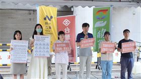 ▲時代力量偕同台灣基進、台灣綠黨、小民參政歐巴桑聯盟，以及專業托育人員、兒虐家屬於群賢樓前召開「別讓孩子繼續犧牲，兒托法要來真的」記者會。（圖／時代力量提供） 