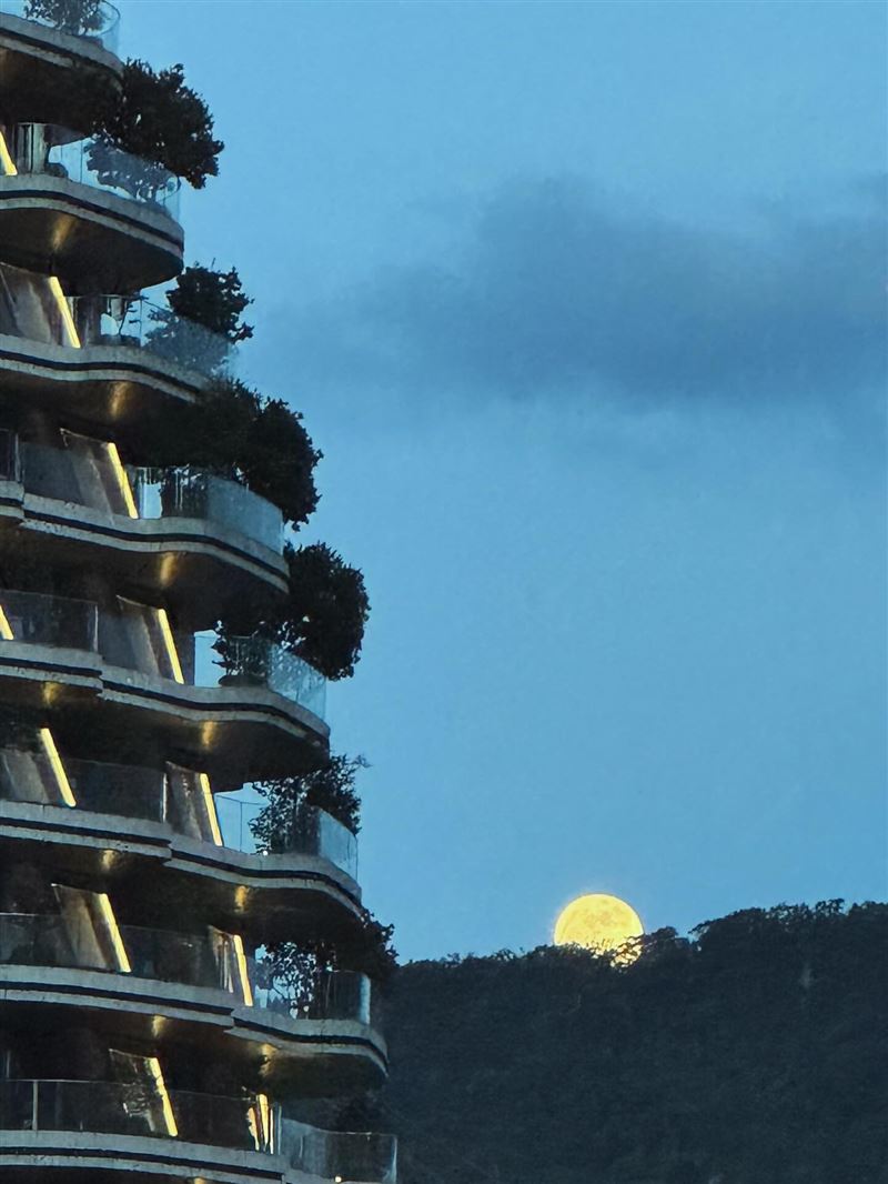 田馥甄拍下迷人的月亮。（圖／翻攝自田馥甄臉書）