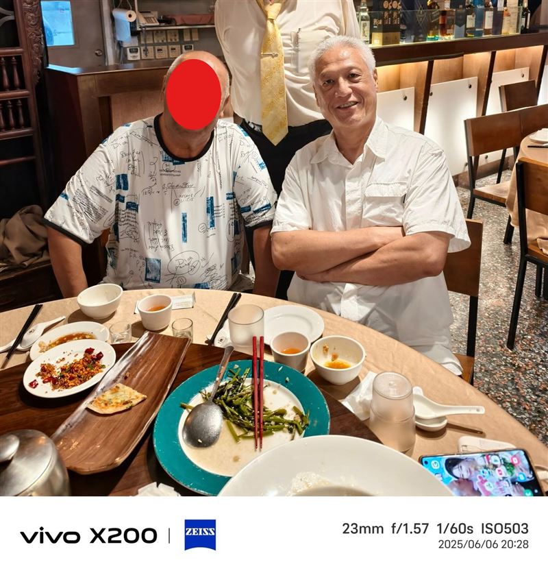 四叉貓指出,賴苡任到張克晉家堵人當時,張克晉正和朋友在聚餐。(圖/翻攝自四叉貓臉書)