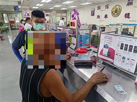 詐騙謊稱「文正」警官 ，警察也叫文正，現場秒拆穿，(圖／翻攝畫面)