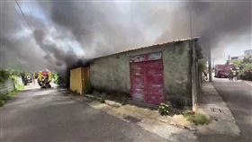 台南市官田區西莊里今天（11日）上午發生一起火警，民眾報案起火點在前總統陳水扁老家旁，警消人員到場後，發現一處果園旁的倉庫竄出火煙，並未延燒陳前總統的祖厝，燃燒面積約4平方公尺，起火原因待查。