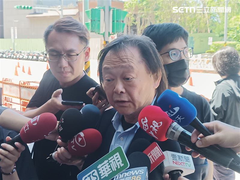 民進黨立委王世堅中常會前受訪。(圖/記者盧素梅攝影)
