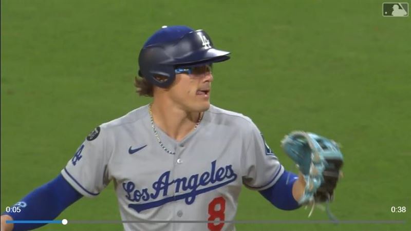 道奇大幅落後,推野手赫南德茲(Enrique Hernandez)上投手丘。(圖/翻攝自MLB官網)