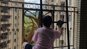 許志豪洗刷落地窗。（圖／翻攝自許志豪ＩＧ)
