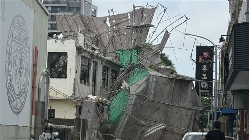 新／竹北民宅拆除中　2樓高鷹架全垮壓鄰